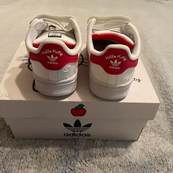 NIB Hard to Find Adidas Hello Kitty Superstar Sneakers - 5K - Picture 7 of 8